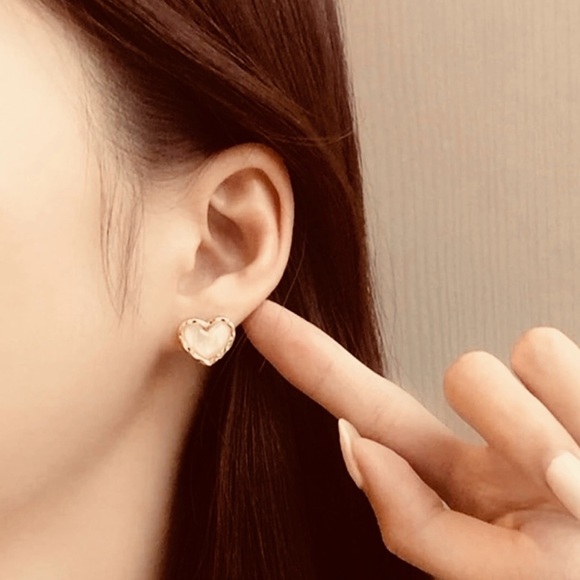 “Seashell Shards” White Hearts Iridescent Shell Flake Chip Ocean Romance Studs - Picture 10 of 16